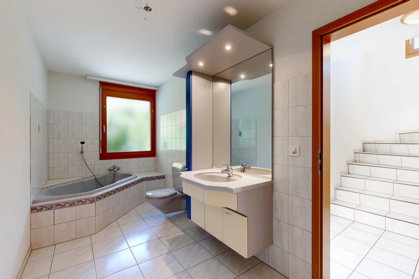 bad mit spiegel, komplettes badezimmer, light floor, tile floor, und fliesenboden