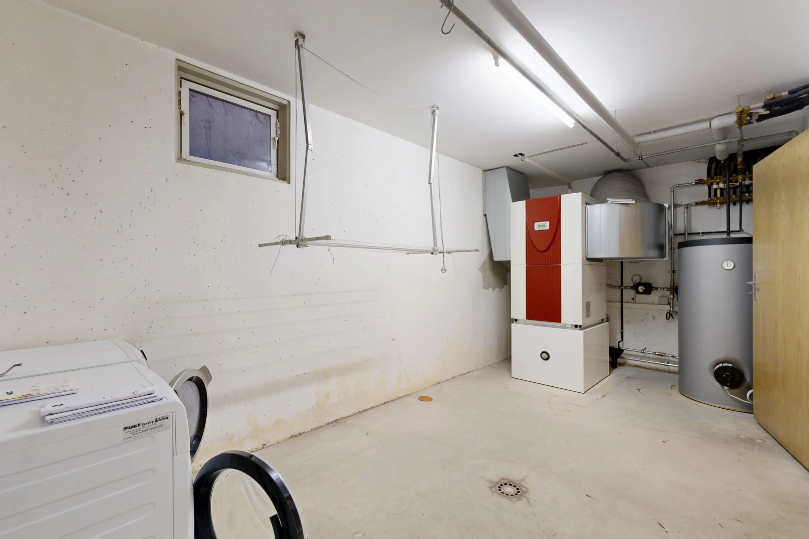 wäschekammer mit wasserkocher, inside property, concrete floor, betonboden, und tumbler