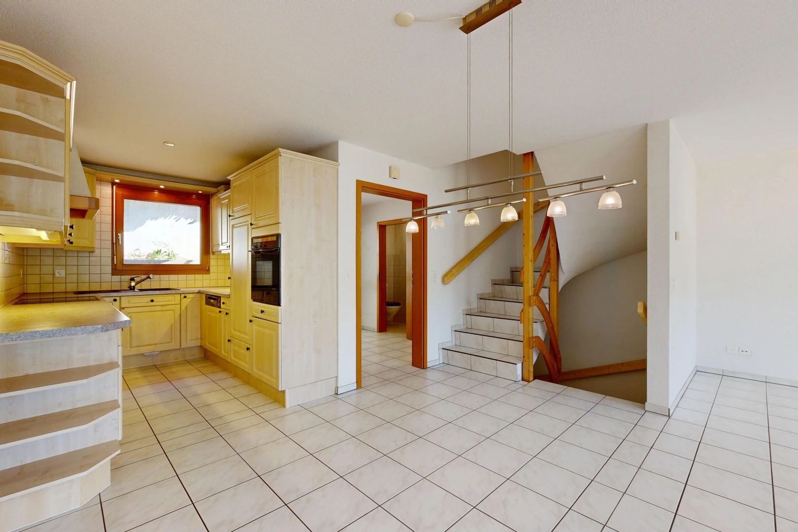küche mit treppen, offene regale, open shelves, hellbraune schränke, und light brown cabinets