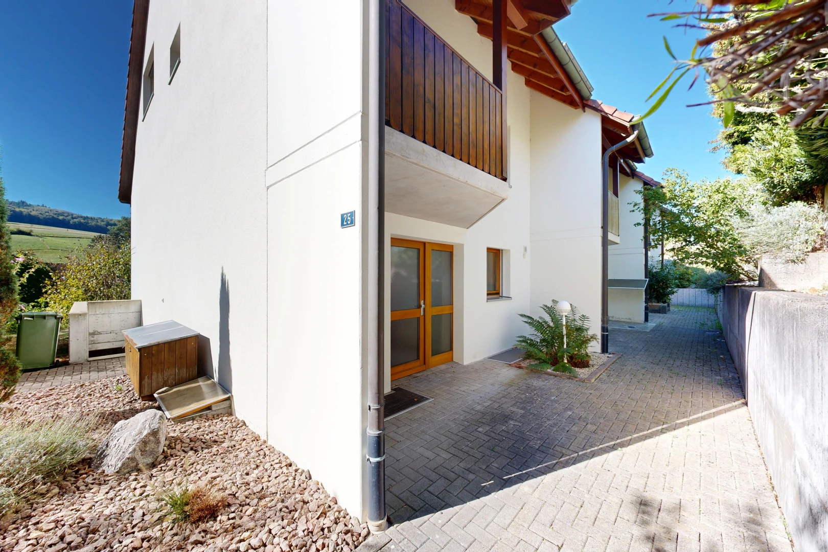 außenansicht mit property visible, balkon, und day time
