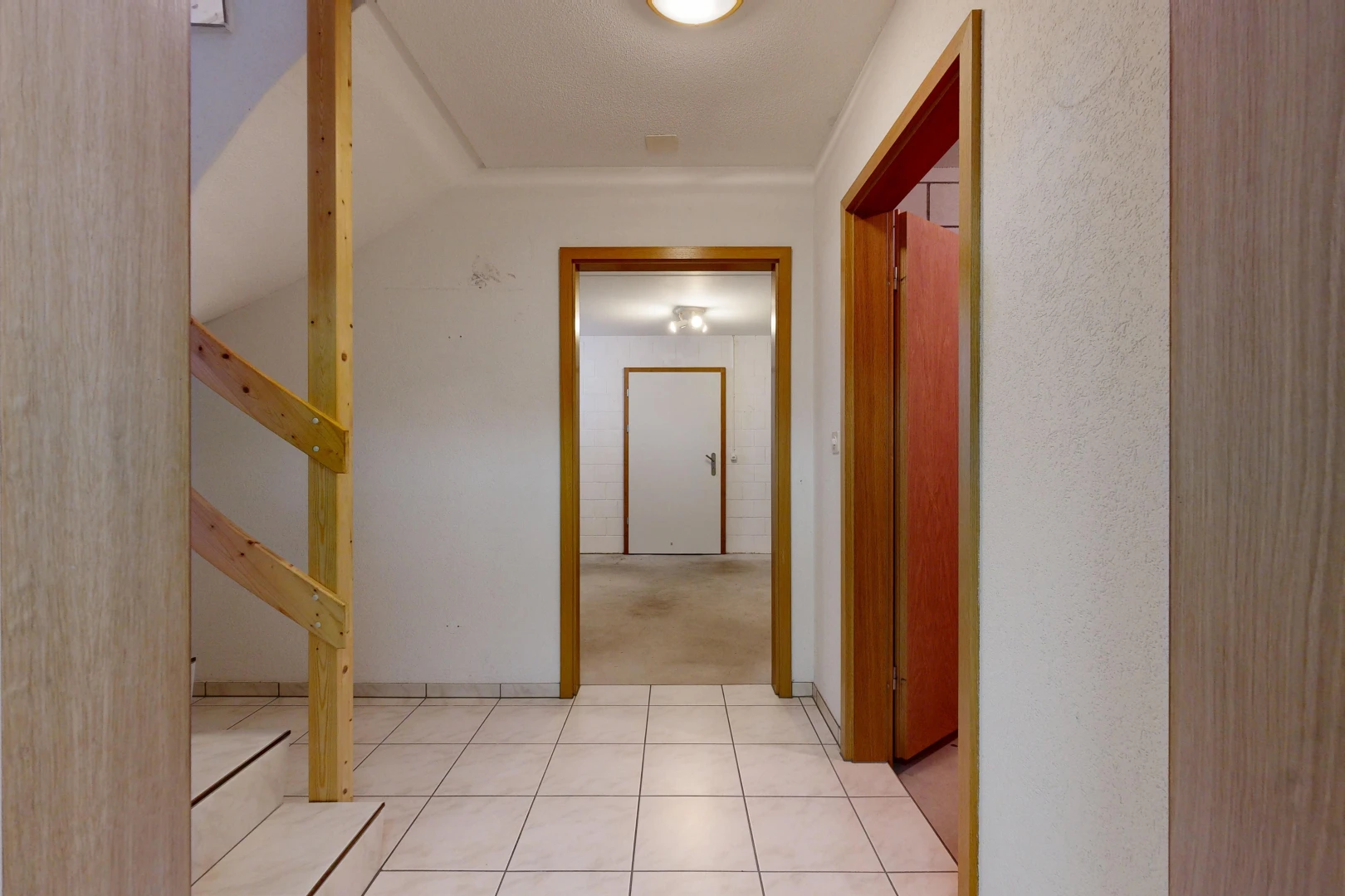 halle / korridor mit inside property, light floor, tile floor, fliesenboden, und treppen