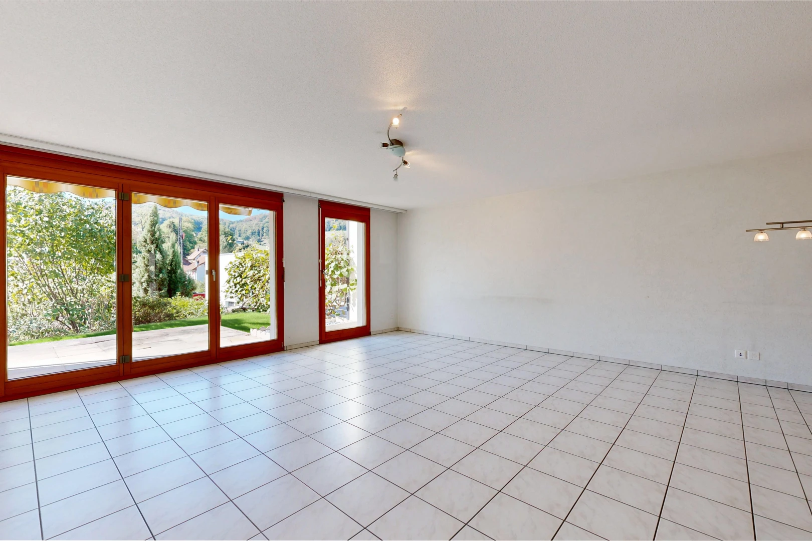 leerer raum mit deckenbeleuchtung, light floor, drywall, gipskartonwand, und inside property