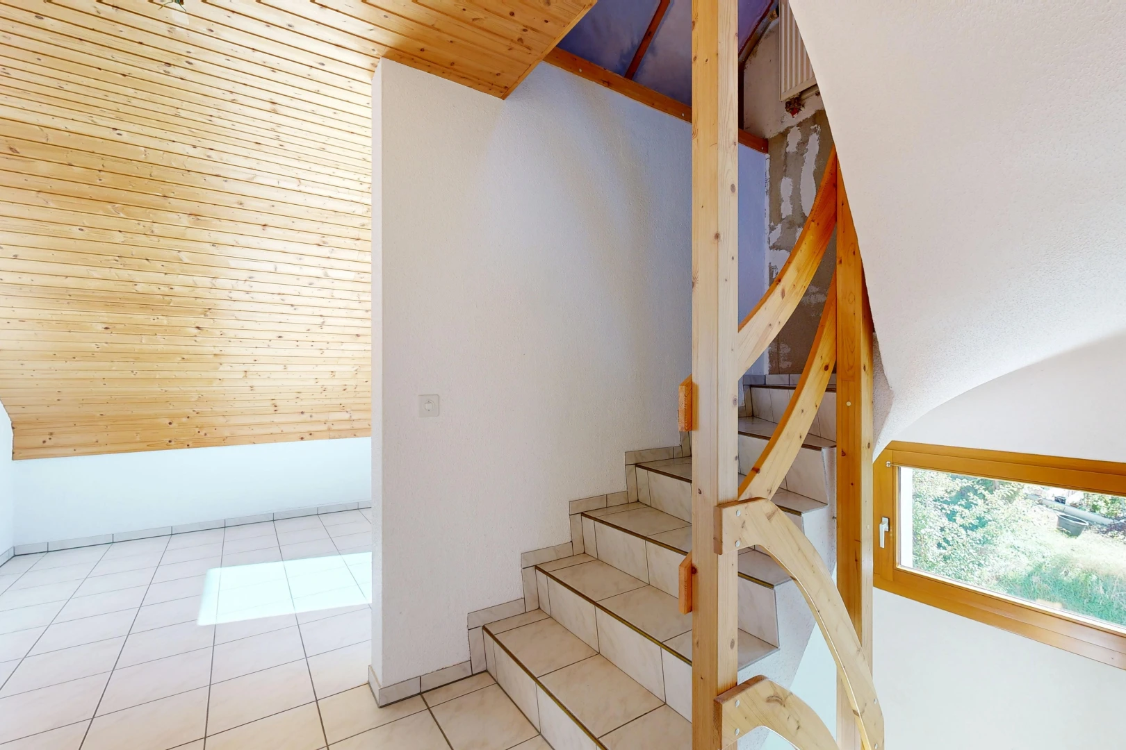treppe mit drywall, gipskartonwand, inside property, wood ceiling, und holzdecke