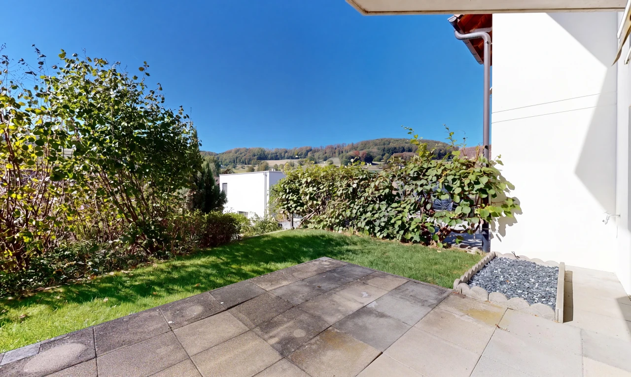 terrasse mit zaun, from property, rasen, und day time