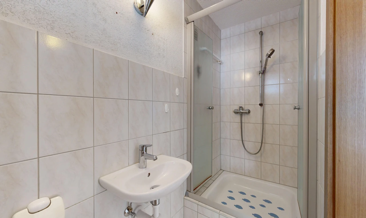 bad mit dusche, komplettes badezimmer, fliesenwand, tile wall, und waschbecken