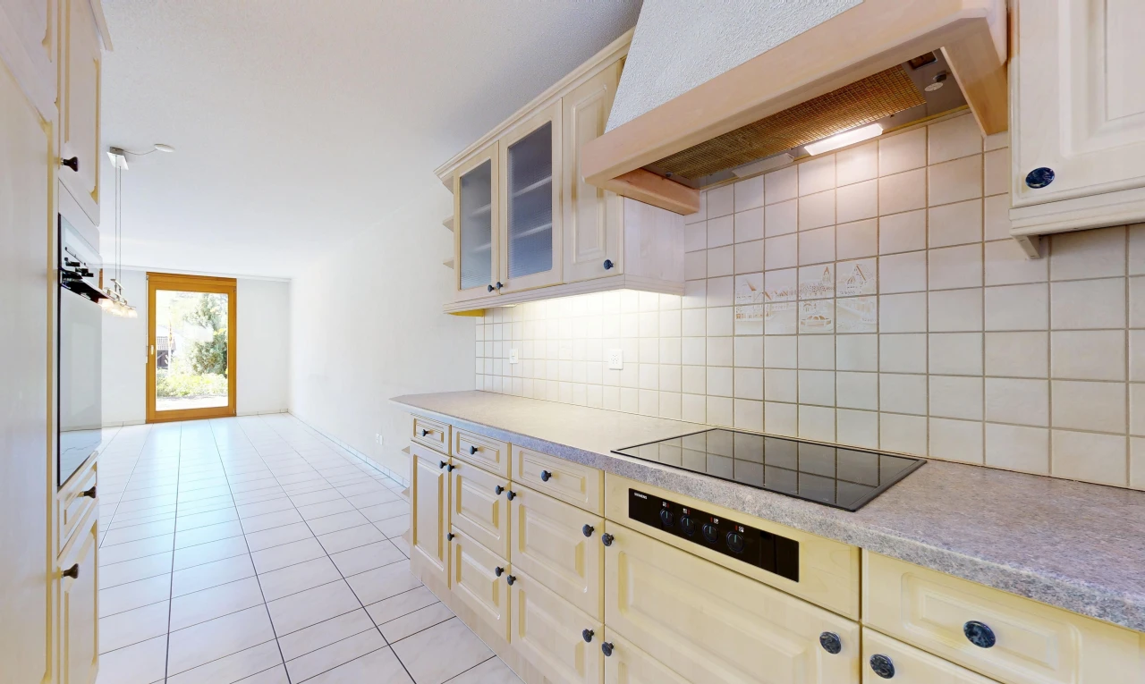 küche mit dunstabzugshaube, arbeitsplatten, light countertops, light floor, und schränke mit glastüren