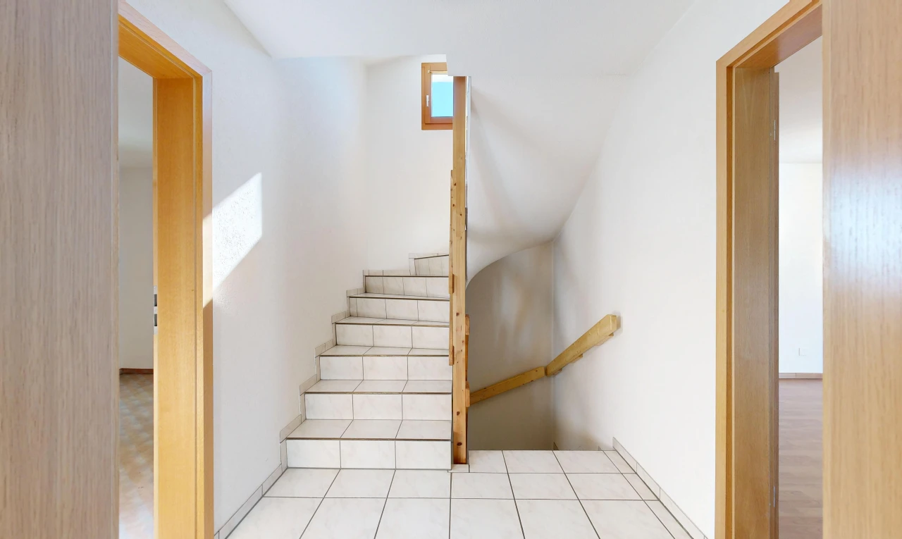 treppe mit drywall, gipskartonwand, inside property, light floor, und other stairs