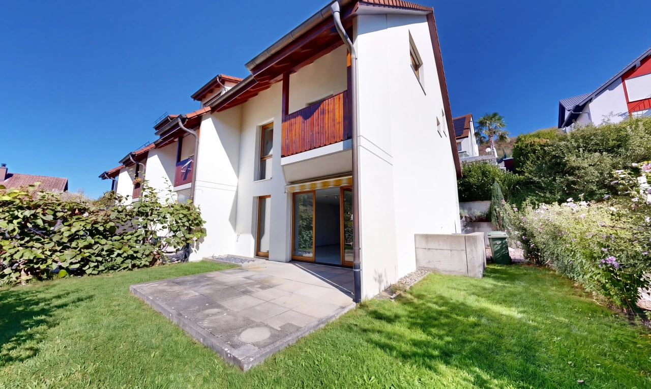 außenansicht mit rasen, property visible, terrasse, balkon, und day time