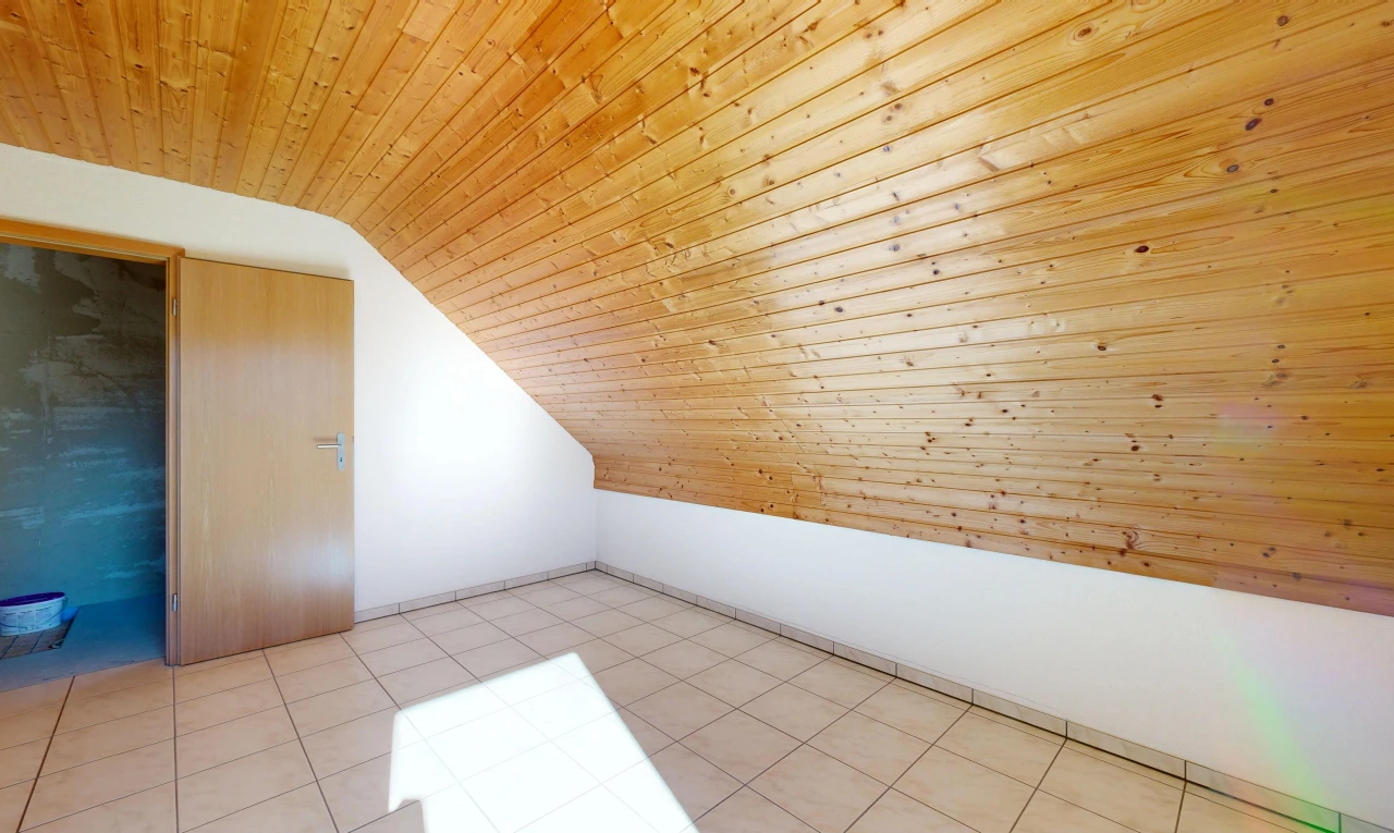 leerer raum mit wood ceiling, holzdecke, vaulted ceiling, dachschräge, und zusätzliches zimmer