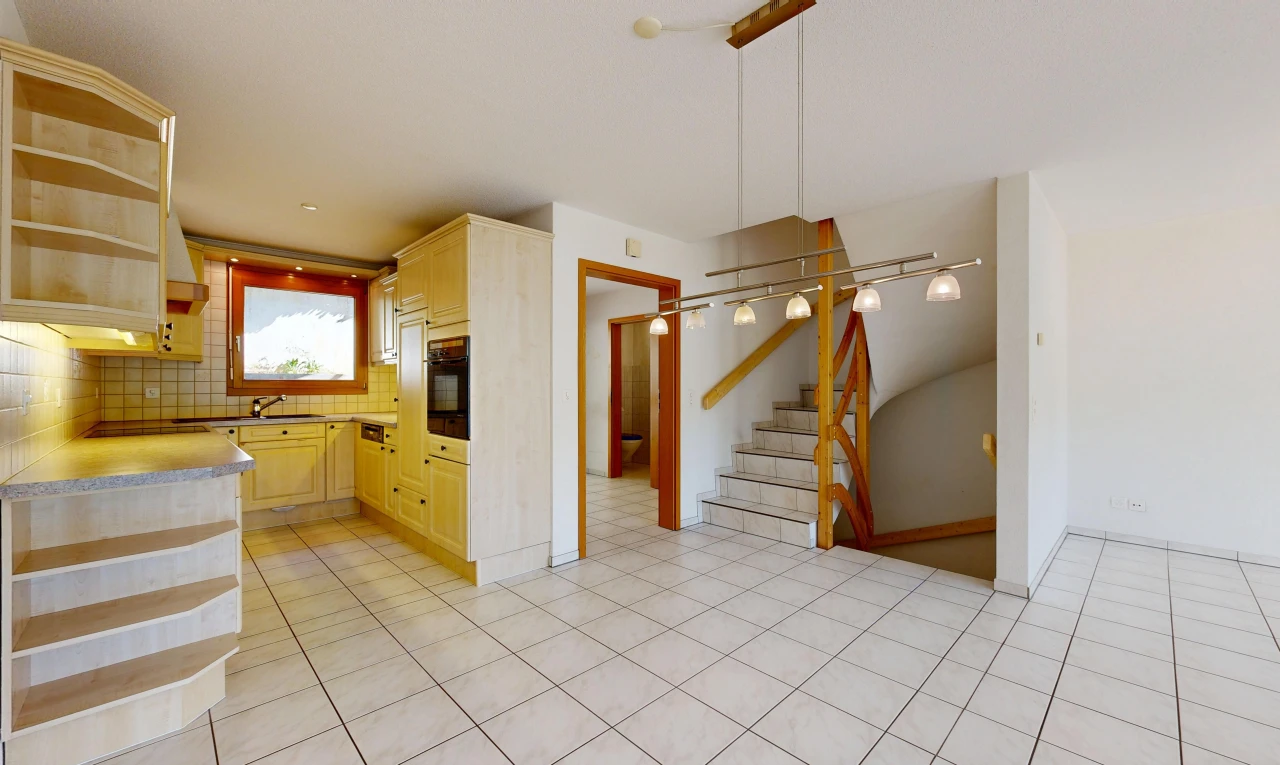 küche mit treppen, offene regale, open shelves, hellbraune schränke, und light brown cabinets