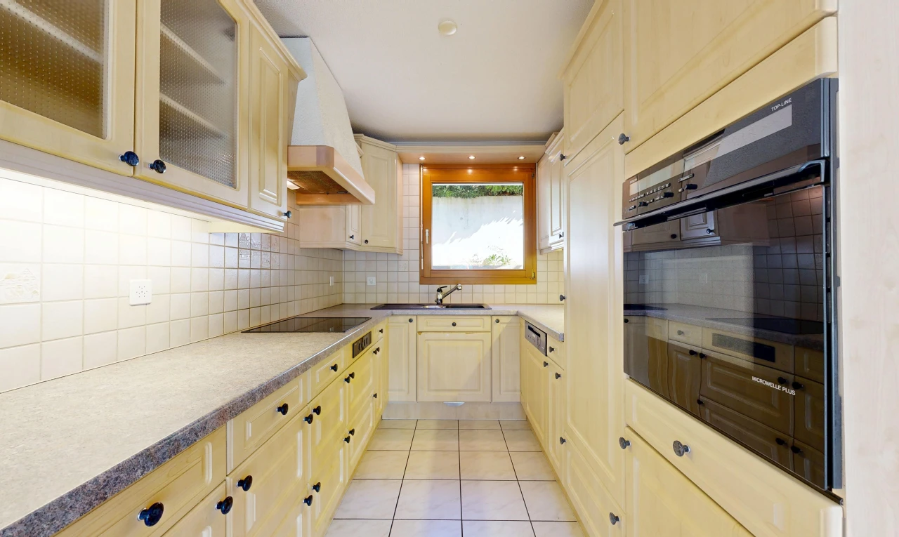 küche mit dunstabzugshaube, light floor, schränke mit glastüren, glass insert cabinets, und cremefarbene schränke