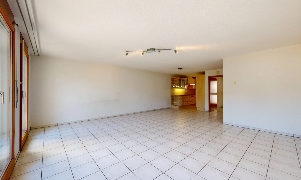 leerer raum mit deckenbeleuchtung, drywall, gipskartonwand, light floor, und inside property