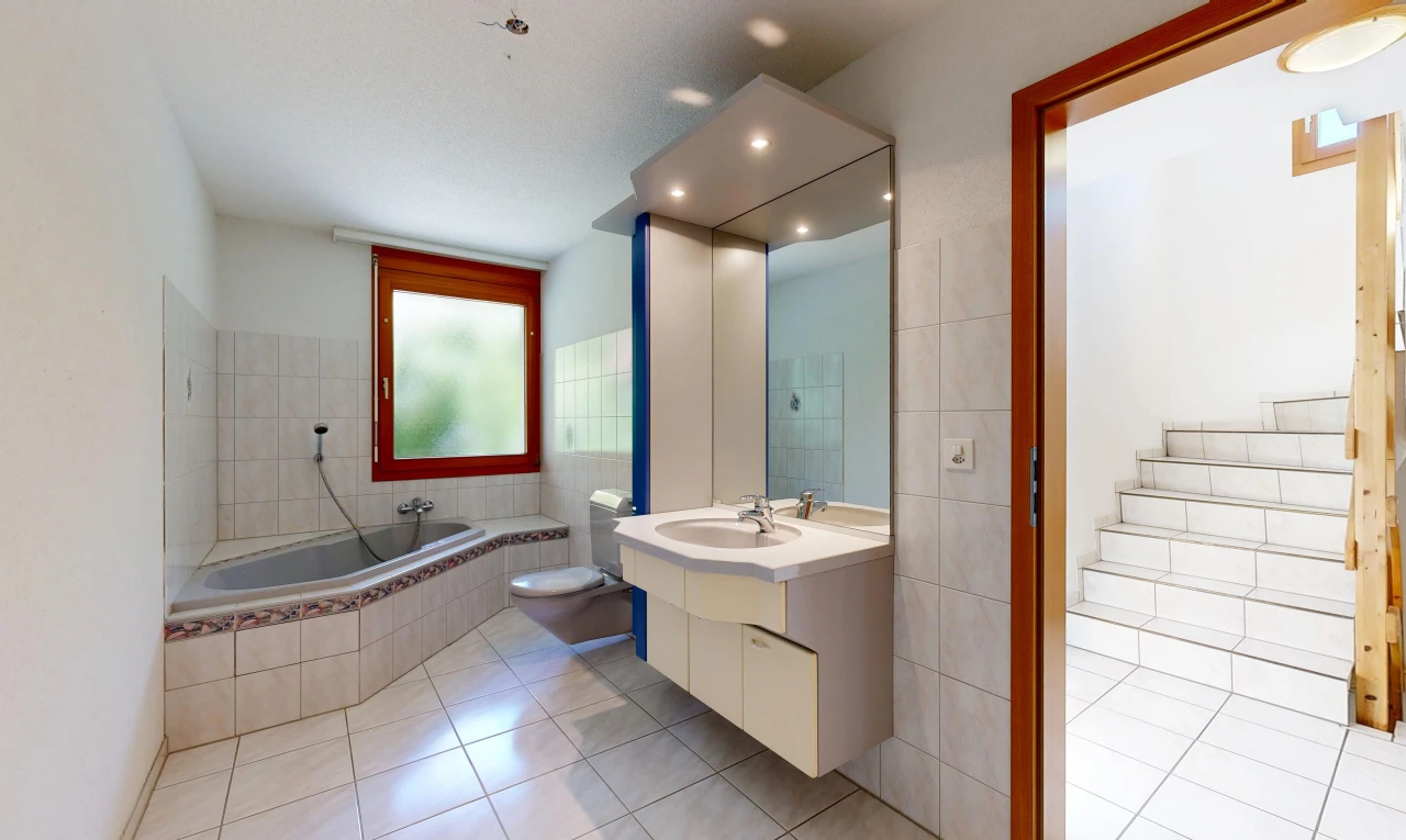 bad mit spiegel, komplettes badezimmer, light floor, tile floor, und fliesenboden