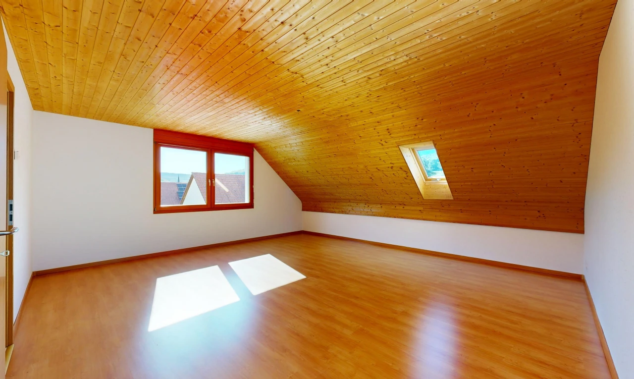 leerer raum mit wood ceiling, holzdecke, zusätzliches zimmer, natürliches licht, und low ceiling