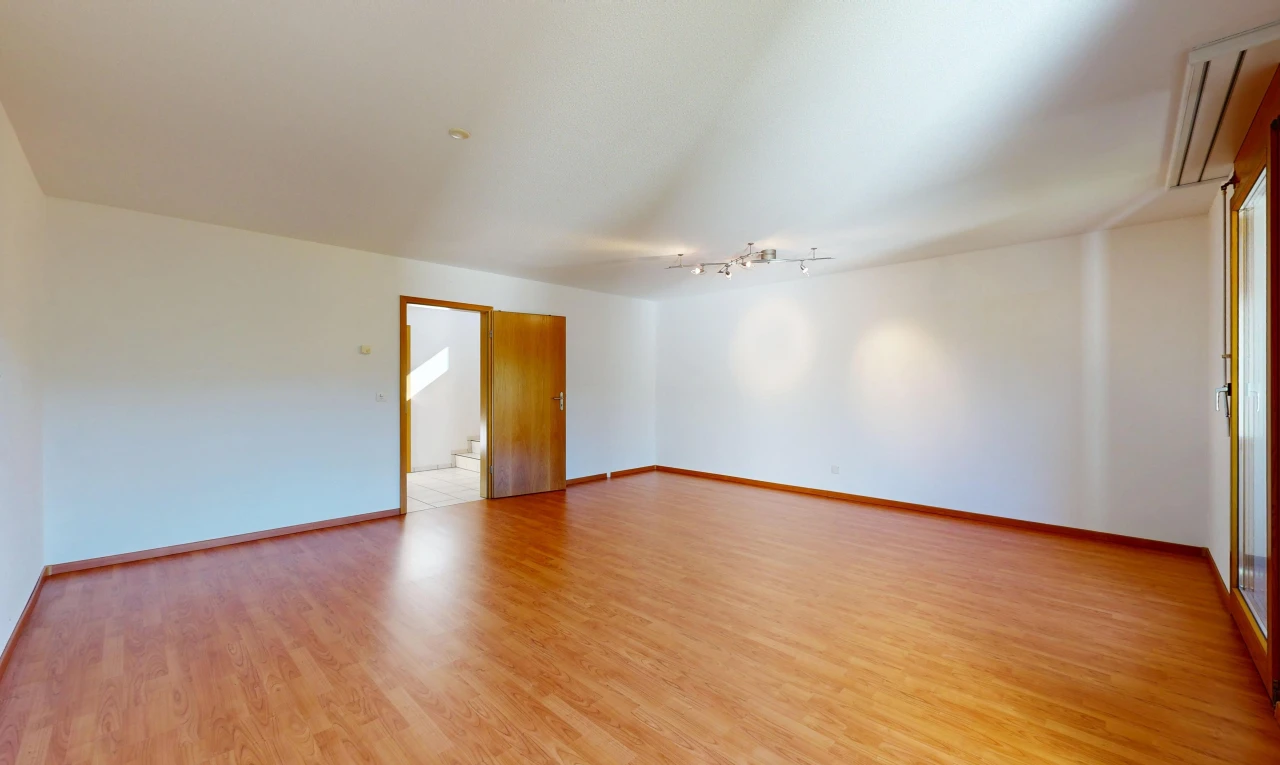 leerer raum mit deckenbeleuchtung, drywall, gipskartonwand, baseboards wall, und sockelleisten