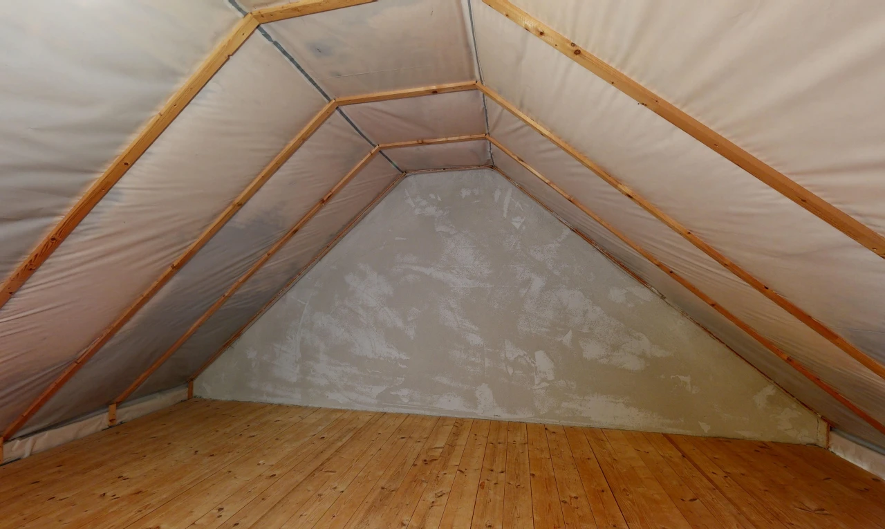 einzelheiten mit attic, attic / basement / garage, interior, floor, und cathedral ceiling