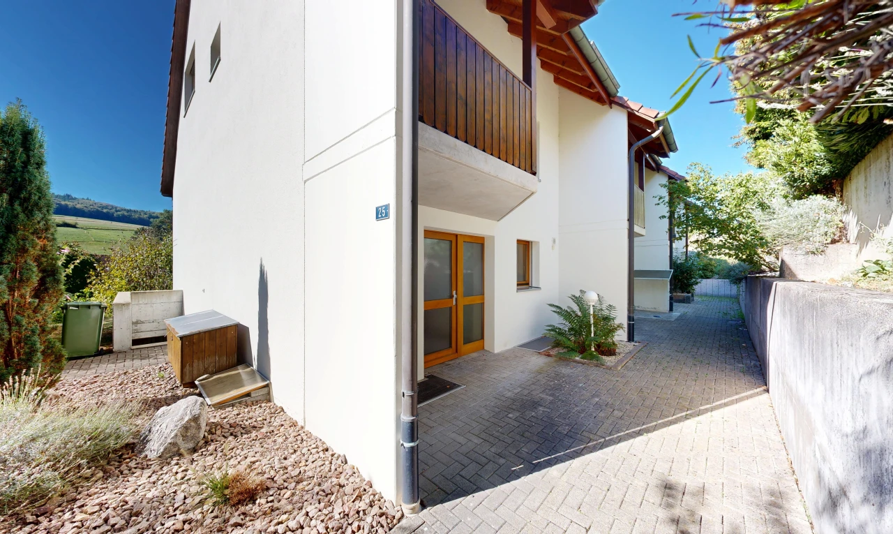 außenansicht mit property visible, balkon, und day time
