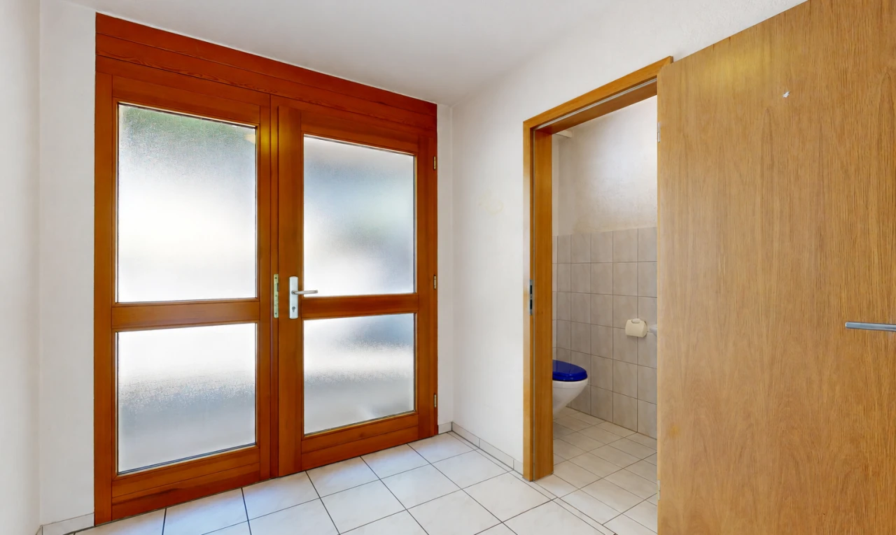 halle / korridor mit light floor, drywall, gipskartonwand, tile floor, und fliesenboden