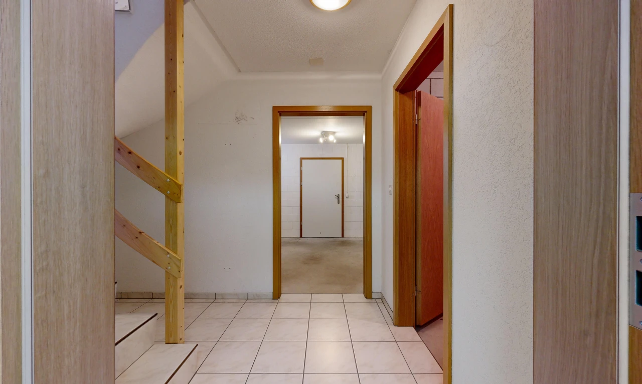 halle / korridor mit inside property, light floor, tile floor, fliesenboden, und treppen