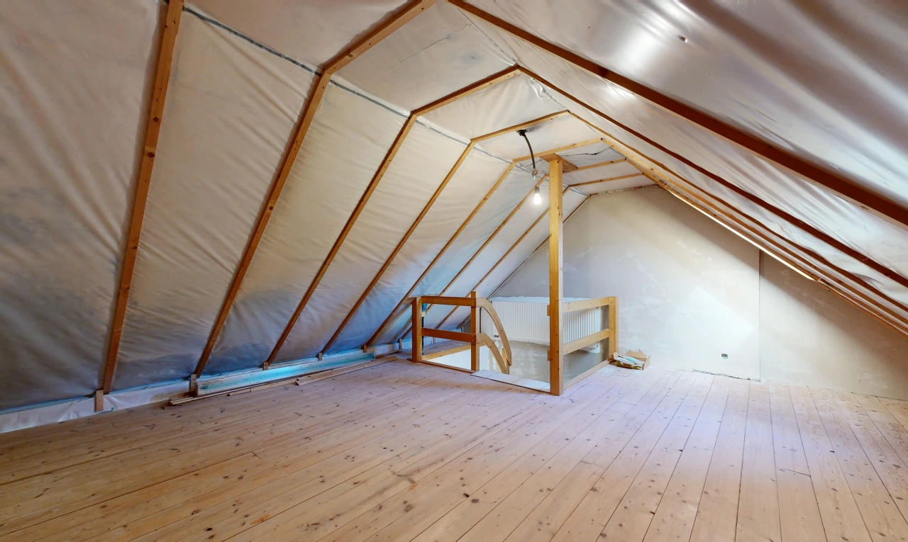 leerer raum mit hardwood floor, dachschräge, vaulted ceiling, niedrige decke, und low ceiling