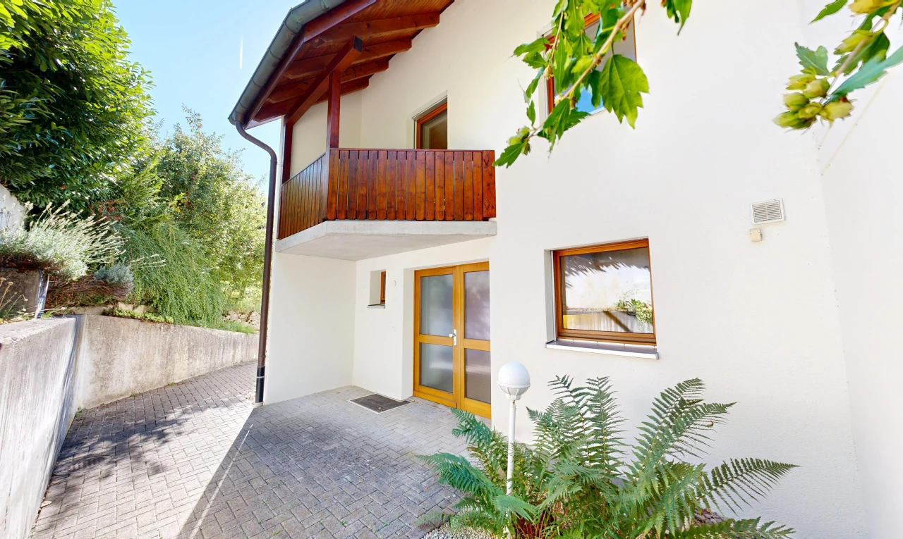 außenansicht mit property visible, balkon, zaun, stuckverkleidung, und from property