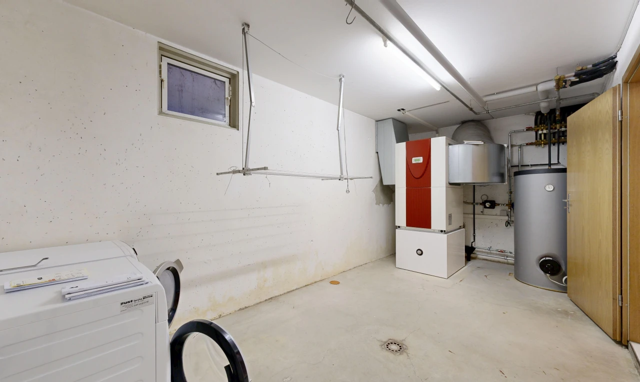 wäschekammer mit wasserkocher, inside property, concrete floor, betonboden, und tumbler