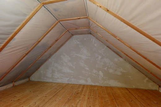 einzelheiten mit attic, attic / basement / garage, interior, floor, und cathedral ceiling