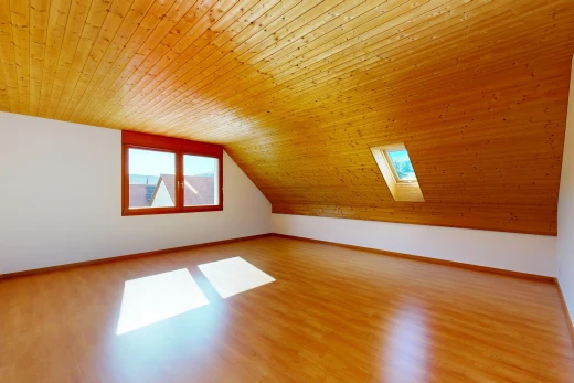 leerer raum mit wood ceiling, holzdecke, zusätzliches zimmer, natürliches licht, und low ceiling