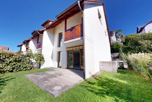 außenansicht mit rasen, property visible, terrasse, balkon, und day time
