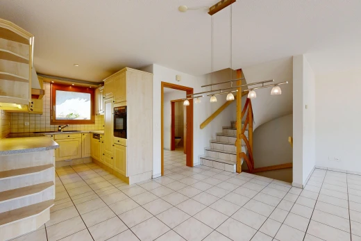 küche mit treppen, offene regale, open shelves, hellbraune schränke, und light brown cabinets