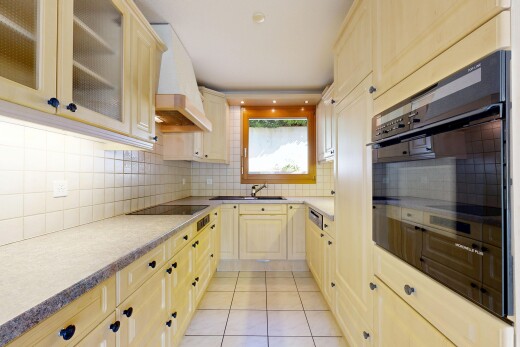 küche mit dunstabzugshaube, light floor, schränke mit glastüren, glass insert cabinets, und cremefarbene schränke