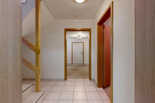 halle / korridor mit inside property, light floor, tile floor, fliesenboden, und treppen