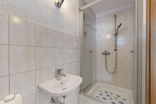 bad mit dusche, komplettes badezimmer, fliesenwand, tile wall, und waschbecken