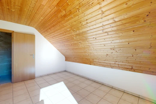 leerer raum mit wood ceiling, holzdecke, vaulted ceiling, dachschräge, und zusätzliches zimmer