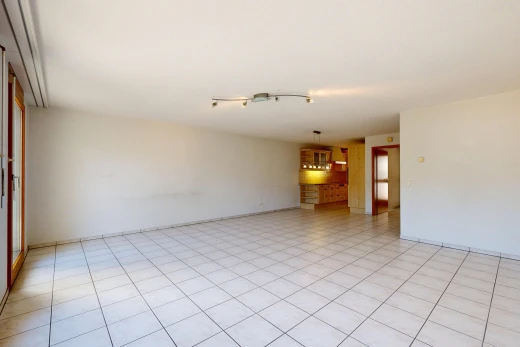 leerer raum mit deckenbeleuchtung, drywall, gipskartonwand, light floor, und inside property