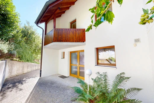 außenansicht mit property visible, balkon, zaun, stuckverkleidung, und from property