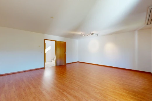 leerer raum mit deckenbeleuchtung, drywall, gipskartonwand, baseboards wall, und sockelleisten