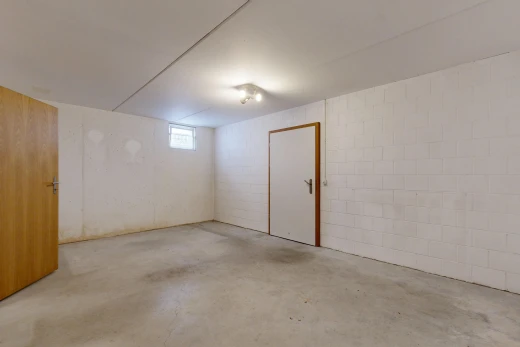 leerer raum mit keller, concrete floor, betonboden, natürliches licht, und concrete block wall