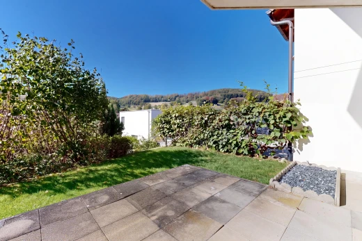 terrasse mit zaun, from property, rasen, und day time
