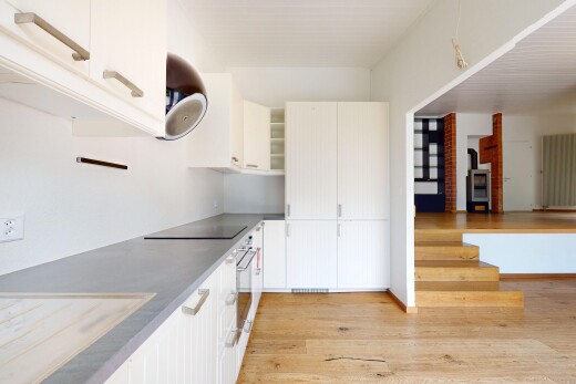 cuisine avec sol en finition bois, wood finish floor, cloison sèche, drywall, et radiateur