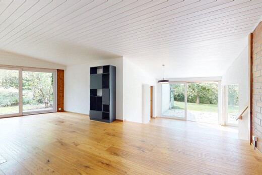 leerer raum mit holzfußboden, wood finish floor, natürliches licht, natural light, und inside property