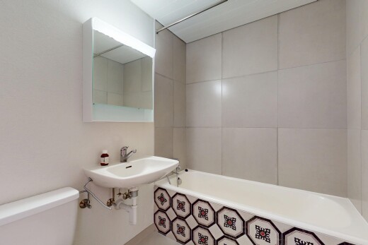 salle de bains avec salle de bain complète, miroir, inside property, toilette, et douche-bain combinés