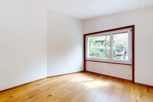 pièce vide avec lumière naturelle, natural light, sol en finition bois, wood finish floor, et inside property
