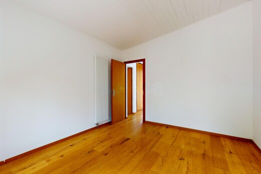 pièce vide avec sol en finition bois, wood finish floor, inside property, plinthes murales, et baseboards wall