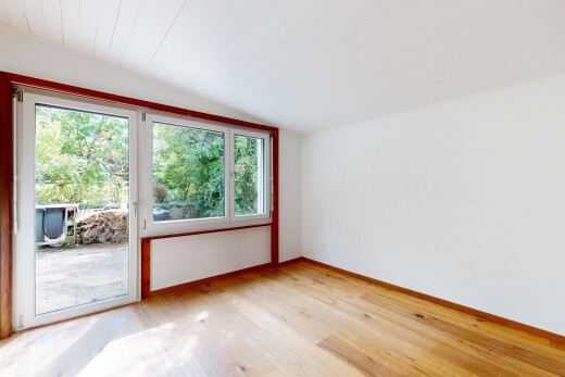 pièce vide avec sol en finition bois, wood finish floor, inside property, lumière naturelle, et natural light