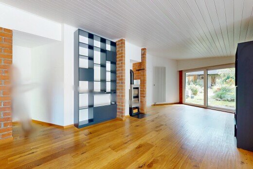 pièce vide avec sol en finition bois, wood finish floor, inside property, lumière naturelle, et natural light