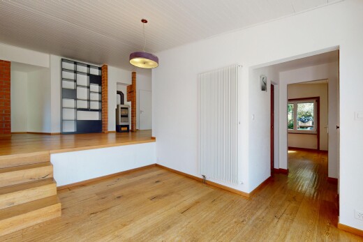 pièce vide avec sol en finition bois, wood finish floor, radiateur, cloison sèche, et drywall