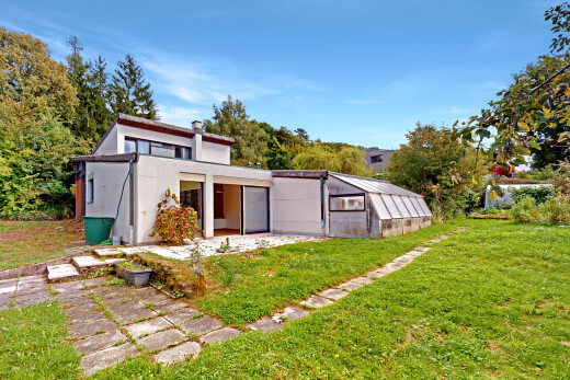 façade avec property visible, bardage en stuc, pelouse, day time, et serre