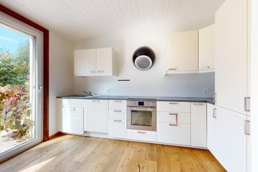 cuisine avec lumière naturelle, natural light, inside property, four, et sol en finition bois