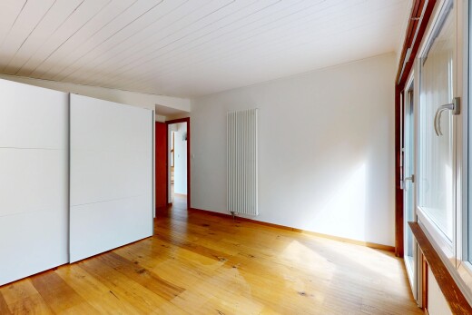 pièce vide avec sol en finition bois, wood finish floor, cloison sèche, drywall, et inside property